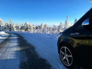 Private Transfer vs. Rental Car in Lapland: Which Is the Safer Choice for Winter Travel?